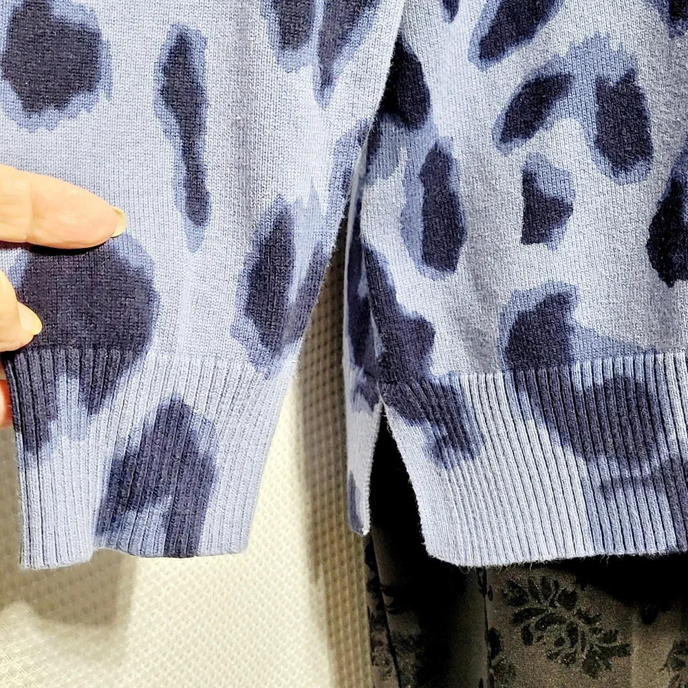 Belle by Kim Gravel Blue Leopard Print V-neck Relaxed Fit Sweater Women's (L)